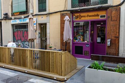 La entrada al restaurante Terra d'Escudella en el barrio de Sants de Barcelona.
