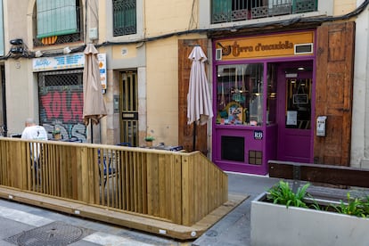 La entrada al restaurante Terra d'Escudella en el barrio de Sants de Barcelona.