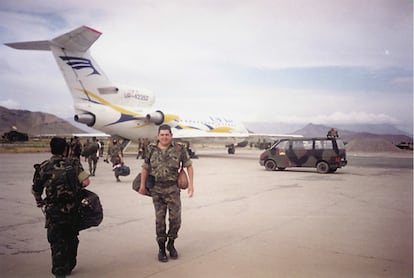 La última imagen. 25 de mayo de 2003. Kabul (Afganistán). El brigada César Barciela González, de 44 años, es fotografiado pocos minutos antes de subir a bordo del Yakolev 42 que debía conducir al contingente militar español de vuelta a España. Horas más tarde, el aparato se estrellaba en las cercanías de la localidad turca de Trabzón. Sesenta y dos militares españoles fallecían en el acto. La cámara con la que fue realizada esta fotografía fue recuperada por los equipos de rescate y entregada a su viuda, Margarita Pérez. Margarita cedió esta imagen a El País Semanal en Burgos.