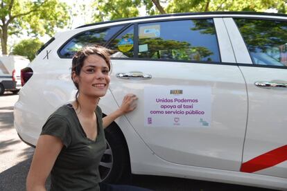 Isabel Serra con un taxi que hace campaña por Unidas Podemos.