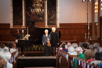 Yūko Shiokawa y András Schiff después de interpretar la Sonata para violín y piano K. 526 de Mozart en la iglesia de Vågan en Kabelvåg.