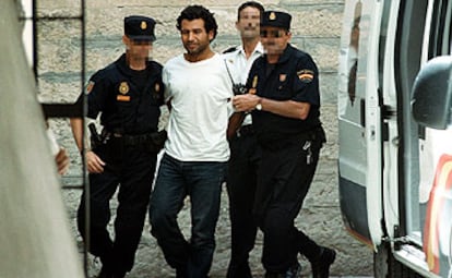 Mohamed Bensakria, presunto lugarteniente de Bin Laden, en los juzgados de Alicante en junio de 2001.