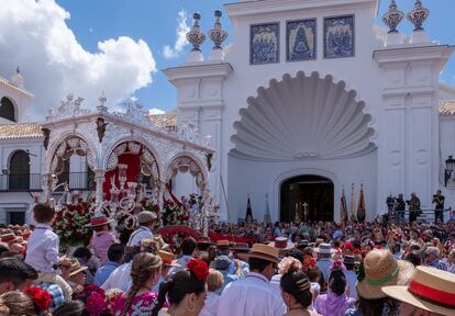 El Simpecado de la Hermandad de Villamanrique de la Condesa (Sevilla) pasa ante el Santuario de la Virgen del Rocío, durante la presentación de hermandades celebrada este sábado en la aldea almonteña de El Rocío (Huelva).