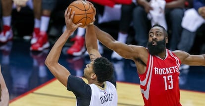 La estrella de los Rockets, James Harden, intenta taponar el lanzamiento de un rival.