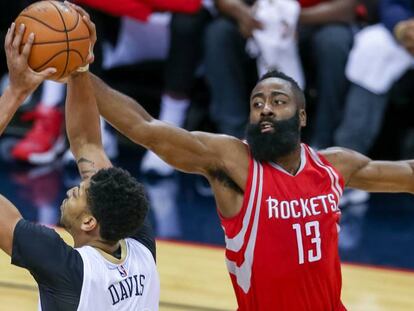 La estrella de los Rockets, James Harden, intenta taponar el lanzamiento de un rival.