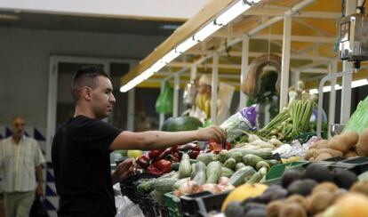 Puesto de frutas y verduras en un mercado de Melilla.