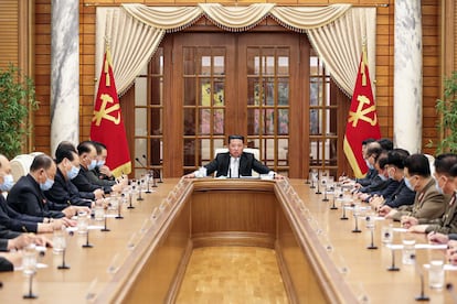 El líder supremo norcoreano, Kim Jong Un, preside una reunión del politburó del Partido de los Trabajadores tras detectarse un brote de covid en Pyongyang