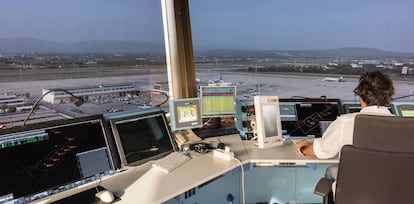 Un controlador aéreo en la torre de Palma de Mallorca.