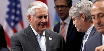 Alfonso Dastis saluda a Rex Tillerson.