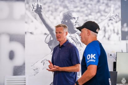 Steve Kerr, a la izquierda, charla con los jugadores del Mallorca junto a Javier Aguirre, técnico bermellón.