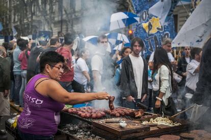 El choripán, acrónimo de chorizo y pan, que en ocasiones se denomina simplemente 'chori', se ha convertido en uno de los bocados más populares de Argentina y Uruguay, aunque es muy típico, también, de las gastronomías chilena, paraguaya o del Estado brasileño de Río Grande del Sur (su versión se llama 'salchipão'). Es tan simple como poner un chorizo asado a la parrilla entre dos rebanadas de pan francés. Pero, ojo, el chorizo ha de ser criollo (elaborado con carne de vacuno y cerdo, y fresco, sin curar), y aderezarse con un 'chimichurri' (majado de aceite, perejil, orégano, ajo, vinagre, guindilla molida). En el siglo XIX, los gauchos del Río de la Plata celebraban con 'choripán' alrededor del fuego. En la foto, vendedores callejeros ofrecen este sabroso bocadillo en las inmediaciones de la Plaza de Mayo, en <a href="https://elviajero.elpais.com/tag/buenos_aires/a" rel="nofollow" target="_blank">la ciudad argentina de Buenos Aires</a>.