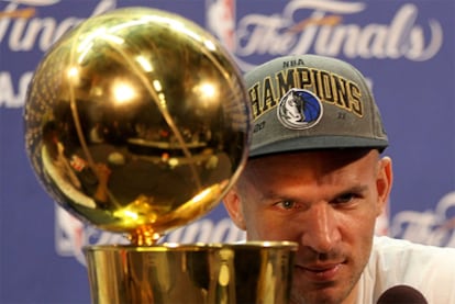 Jason Kidd, con el trofeo de campen de la NBA.