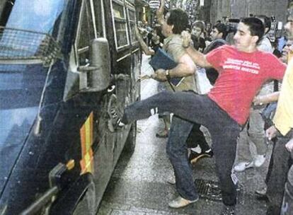 Fotografía facilitada por el Cuerpo Nacional de Policía en la que se ve a M.A.S (con camiseta roja), uno de los detenidos esta madrugada en San Sebastián por su presunta relación con actos de violencia callejera.