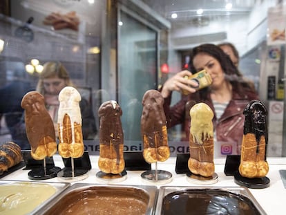 Els 'pollofres' criden l'atenció al local Patagonia de La Rambla de Barcelona.