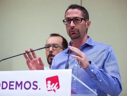 Los secretarios de Organización de Podemos e IU, Pablo Echenique (izquierda) e Ismael González.