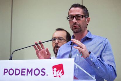 Los secretarios de Organización de Podemos e IU, Pablo Echenique (izquierda) e Ismael González.