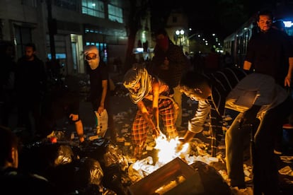 Grupo de manifestantes ateia fogo a uma lixeira na rua da Consolação, em São Paulo, onde milhares de pessoas protestavam contra o governo Michel Temer. Houve tumulto.