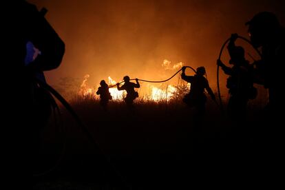 Los bomberos trabajan para extinguir los incendios en el pueblo de Makri (Grecia), este martes. 