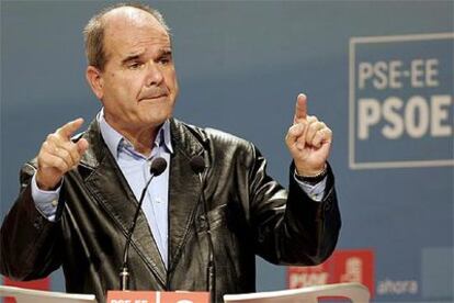 El presidente del PSOE, Manuel Chaves, durante su intervención en el V Congreso del PSE-EE.