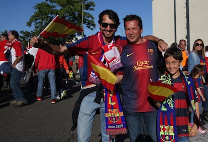 Aficionados del Barcelona sujetan banderines con la bandera de España en los alrededores del Vicente Calderón.