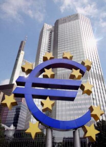 Fotograf&iacute;a de archivo tomada el 27 de agosto de 2007 que muestra el s&iacute;mbolo del Euro frente al edificio del Banco Central Europeo (BCE).