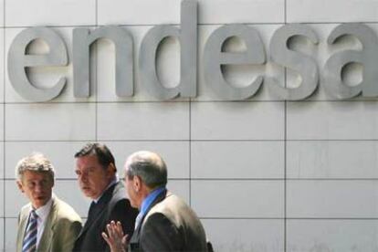 Un grupo de personas sale de la sede de Endesa en Madrid.