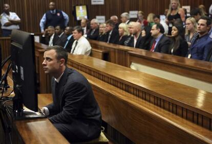 Oscar Pistorius sentado no banco dos réus minutos antes do começo do seu julgamento na Pretória.