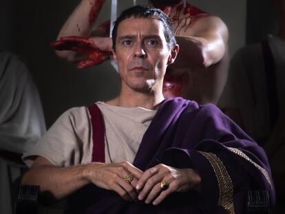 El actor Andonis Anthony, como Julio César en una escena de la serie documental de la BBC 'Julio César: El ascenso del Imperio romano'