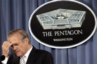 El secretario de Defensa de EE UU, Donald Rumsfeld, ayer en una rueda de prensa en el Pentágono.