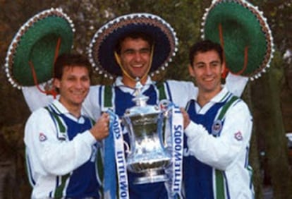 De izquierda a derecha, Jesús Seba, Roberto Martínez e Isidro Díaz, con el Wigan en 1996.