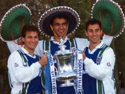 De izquierda a derecha, Jesús Seba, Roberto Martínez e Isidro Díaz, con el Wigan en 1996.