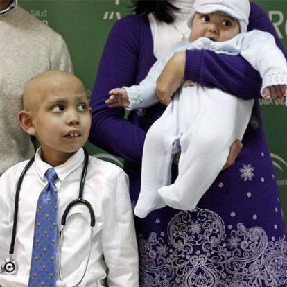 Andrés, con su hermano menor, cuyas células le han permitido superar la enfermedad.