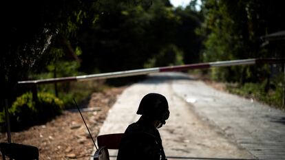 Un soldado tailandés vigila la carretera que lleva a la frontera con Myanmar, escenario de combates entre el Ejército y los rebeldes, en diciembre de 2021.