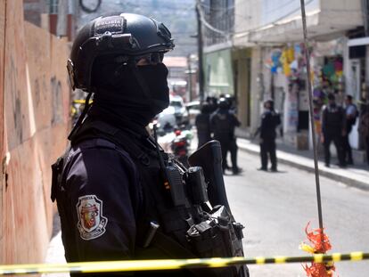 Policías en la escena de un crimen en Chilpancingo, en marzo.