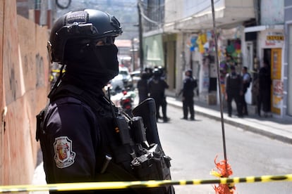 Policías en la escena de un crimen en Chilpancingo, en marzo.