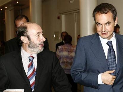 El presidente José Luis Rodríguez Zapatero y el ministro del Interior, Alfredo Pérez Rubalcaba, en el Senado.