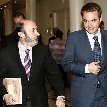 El presidente José Luis Rodríguez Zapatero y el ministro del Interior, Alfredo Pérez Rubalcaba, en el Senado.