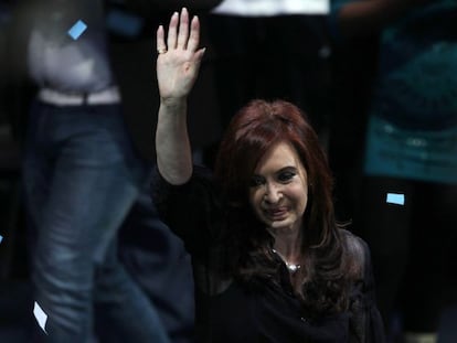 La presidenta de Argentina, Cristina Fern&aacute;ndez de Kirchner saluda a sus seguidores en Buenos Aires. 