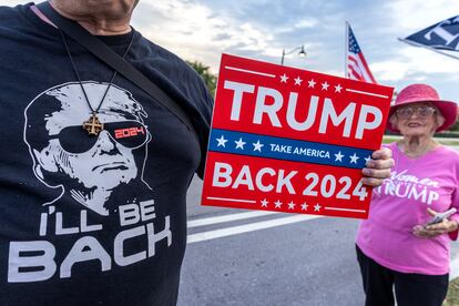 Simpatizantes de Trump en las inmediaciones de la residencia del expresidente en Mar-a-Lago (Florida), este 30 de abril.