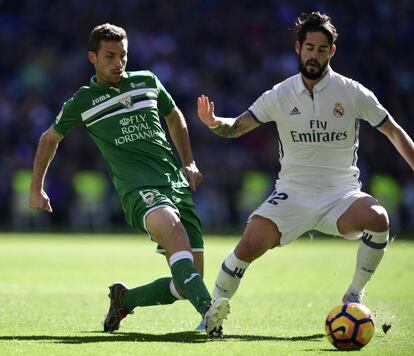 Alberto Martín (izquierda) del Leganés presiona a Isco del Real Madrid.