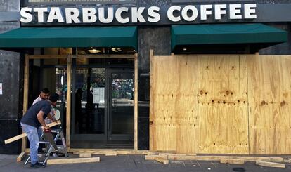 Un comercio del Centro Hitórico blinda sus accesos antes de que pase frente su local la manifestación.