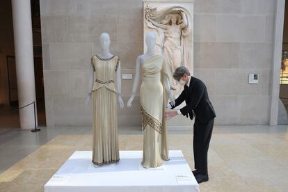 Andrew Bolton, comisario de la exposición del Museo Metropolitano de Nueva York 'En Estados Unidos: una antología de la moda', prepara una de las piezas para un pase previo a la misma en febrero de 2022.