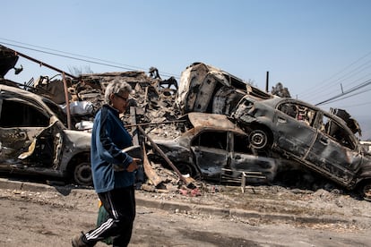 Cuatro días después del inicio de las llamas, todavía existen 165 incendios en 10 regiones del país, aunque concentrados en el centro-sur, según el Servicio Nacional de Prevención y Respuesta ante Desastres (Senapred). En la imagen, una mujer camina junto a vehículos calcinados en Viña del Mar.