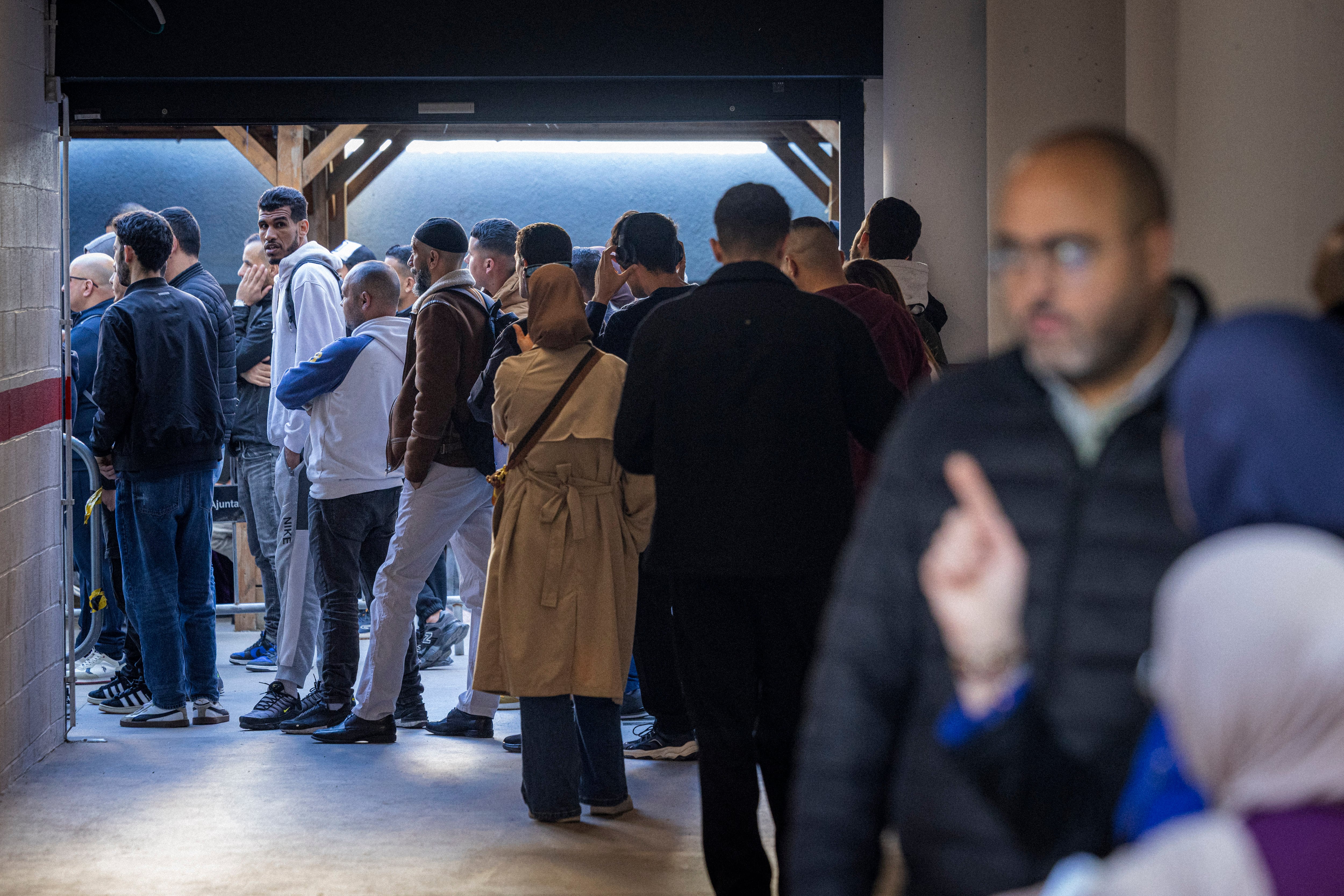 DVD 1314 Barcelona, 15/04/2026 Regularización extraordinaria de inmigrantes. El consulado de Marruecos en Barcelona, esta mañana. Foto: Gianluca Battista