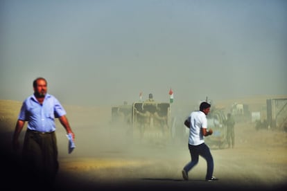 Un convoy de soldados kurdos/peshmergas se dirigen al frente de Qaraqosh en la batalla por liberar Mosul.