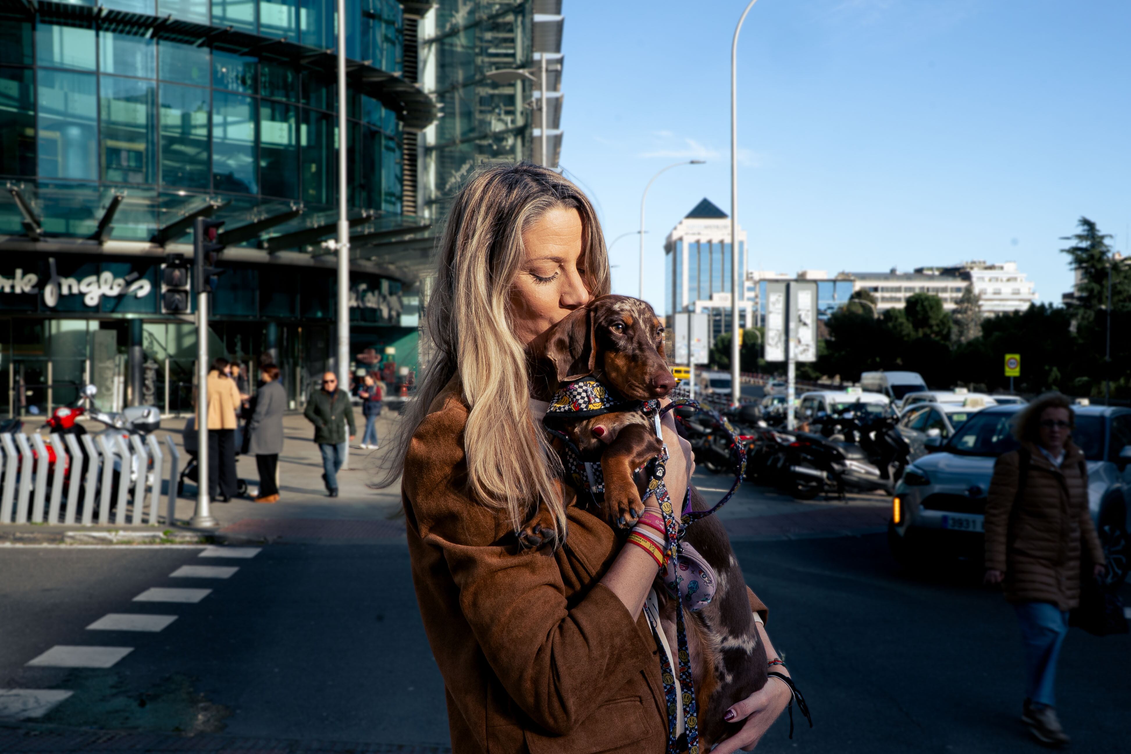 Marta y 'Clark', fotografiados en El Corte Inglés de Castellana, donde se encuentra el centro Contigo Cuidados.