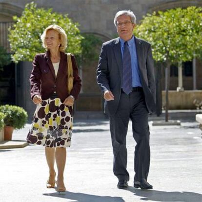 La ministra de Administraciones Públicas, Elena Salgado, y el consejero Joan Saura, ayer en el Pati dels Tarongers.