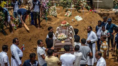 Funeral por las víctimas de los atentados, en Negombo.