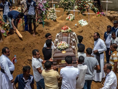 Funeral por las víctimas de los atentados, en Negombo.