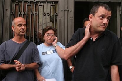 Jorge Gómez, presidente del comité de empresa de Iberia (derecha), después de la reunión de ayer